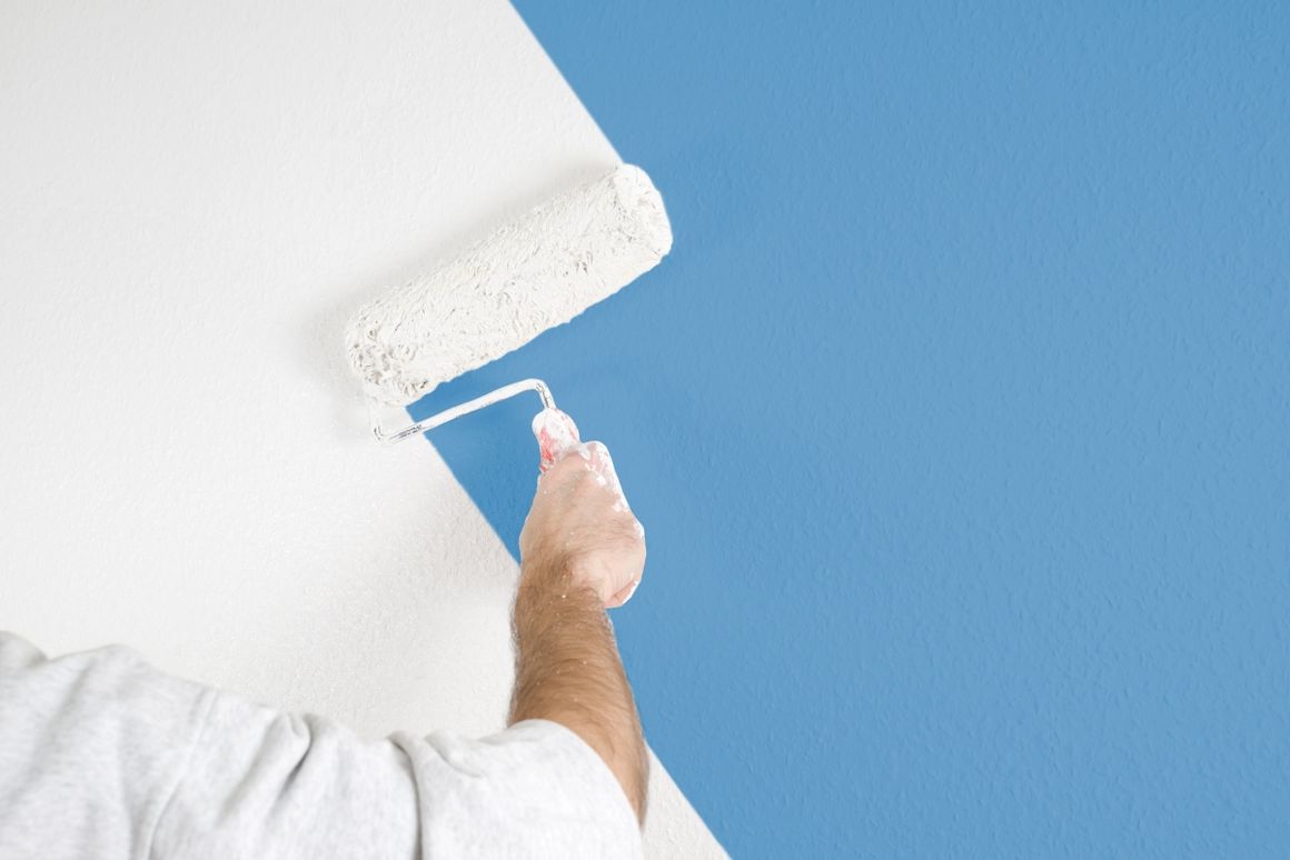 eine blaue Wand wird weiß gestrichen